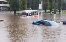 Захід Росії затопили потужні зливи - машини водою накрило з дахами (відео)