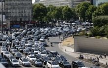 Страйк проти онлайн-сервісу Uber: у Парижі таксисти заблокували ключові дороги (фото)