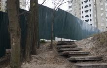 Киевская власть демонтирует незаконный забор вокруг скандального строительства на улице Волгоградской