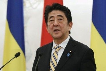 Экс-премьер Японии находится в тяжелом состоянии после нападения