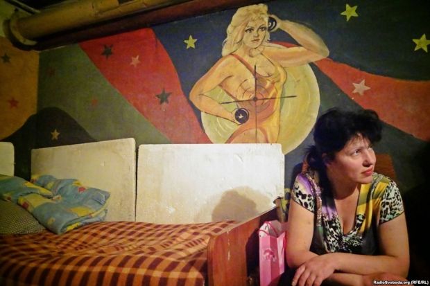 Життя під землею: як жителі Донецька чекають миру і виховують дітей у підвалах (фоторепортаж)