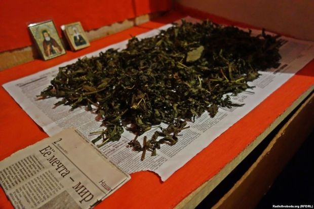 Життя під землею: як жителі Донецька чекають миру і виховують дітей у підвалах (фоторепортаж)