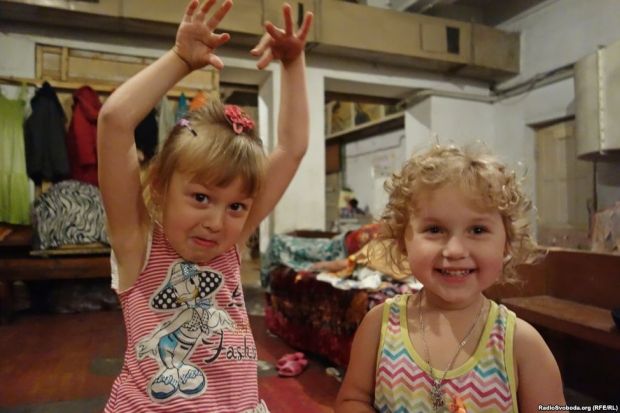 Життя під землею: як жителі Донецька чекають миру і виховують дітей у підвалах (фоторепортаж)