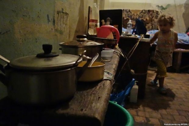 Життя під землею: як жителі Донецька чекають миру і виховують дітей у підвалах (фоторепортаж)