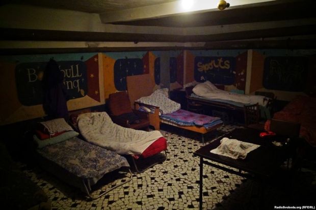 Життя під землею: як жителі Донецька чекають миру і виховують дітей у підвалах (фоторепортаж)