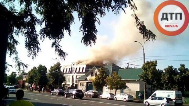В настоящее время горит крыша здания площадью около 300 кв м В настоящее время горит крыша здания площадью около 300 кв м