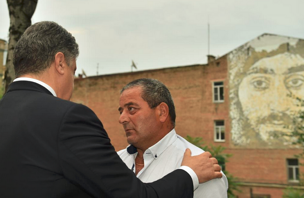 President Poroshenko with Nigoyan's father / Photo from @poroshenko President Poroshenko with Nigoyan's father / Photo from @poroshenko