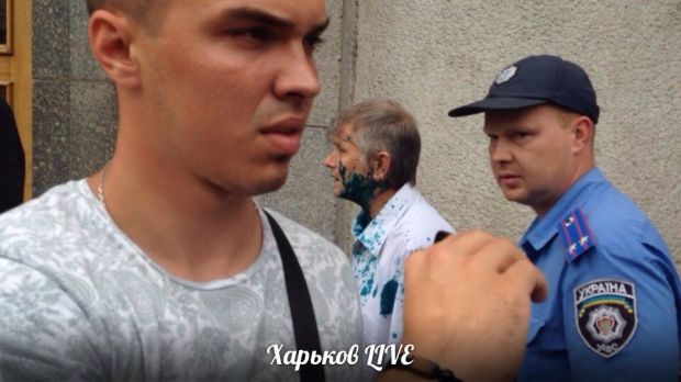 Депутата Харьковского горсовета облили зеленкой за выступление на сессии (фото) Депутата Харьковского горсовета облили зеленкой за выступление на сессии (фото)