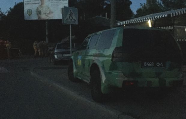 Технический кандидат Березенко заклеивает собственной рекламой билборды Корбана – активисты 'Стоп подкуп!'