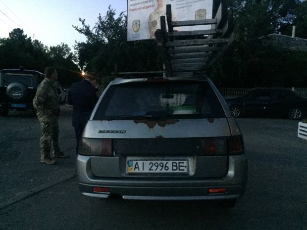 Технический кандидат Березенко заклеивает собственной рекламой билборды Корбана – активисты 'Стоп подкуп!'