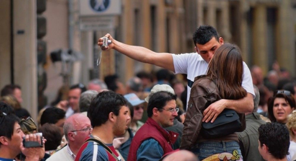 парочка целуется на улице. парень и девушка в городе. толпа парней. парень целует девушку на улице. поцелуй на улице.