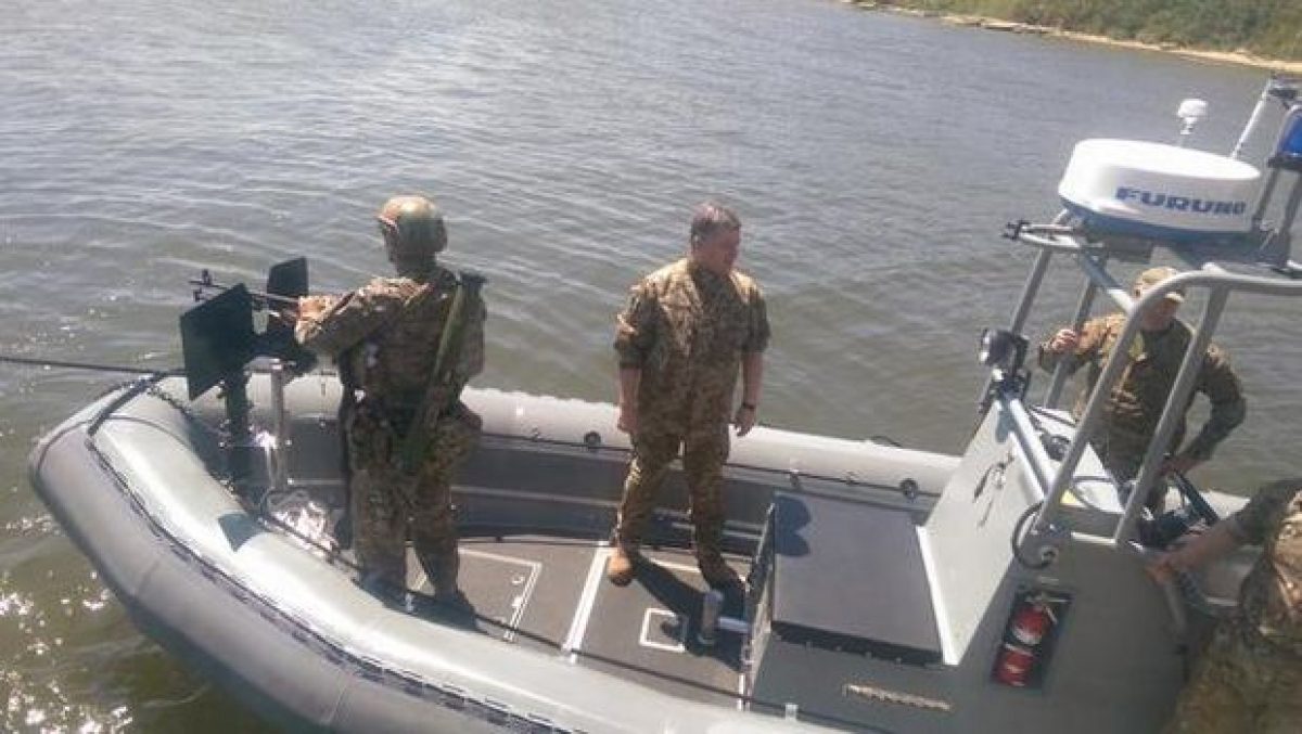 Во з с ходом. Порошенко на резиновой лодке. Резиновые лодки у военных Украины. Надувные лодки для пограничников России. Фотография Порошенко на катере.