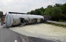 На Житомирщині перекинулася та загорілася автоцистерна з рідким милом (фото, відео)