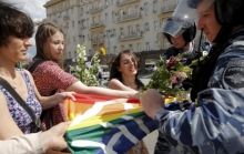 У Росії хочуть дозволити поліції стріляти в жінок і застосовувати зброю в людних місцях