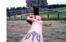 ЗМІ: у Польщі відрахували зі школи українського підлітка за фото з середнім пальцем на тлі меморіалу Майданека