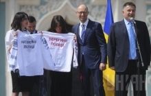 Яценюк та Аваков вручили Згуладзе вишиванку з написом "Берегиня поліції" (фото)