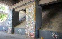 Польский художник украсил киевский мост крымскотатарскими узорами