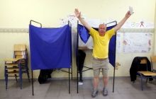 'Make or break' referendum under way in Greece