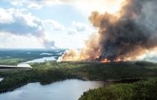 Из-за лесных пожаров в Канаде проводят масштабную эвакуацию (фото)