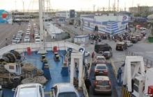 На Керченській переправі ростуть черги через шторм