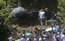 Прем'єра Сербії на жалобній церемонії в Сребрениці закидали камінням і пляшками (фото)