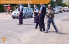Мешканці Мукачевого кажуть, що озброєний чоловік у спортивних штанах - людина Ланьо, а не міліціонер