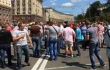 В Киеве торговцы автокофеен, которые протестуют возле здания КГГА, перекрыли Крещатик