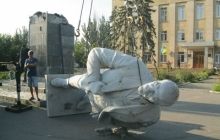 В Геническе снесли памятник Ленину (фото)