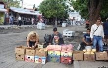 Кримчани намагаються торгувати на руїнах знесеного окупантами ринку в Сімферополі (фото)