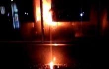 В центре Львова неизвестные подожгли "Сбербанк России", еще в двух отделениях побили окна (видео)