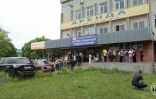 Журналіст зняв на відео чергу за грошовою подякою після виборів у Чернігові (відео)