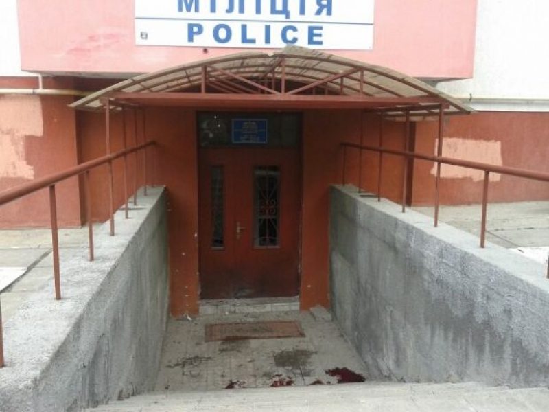  A booby trap device was fixed to the door of the police station / Photo from vk.com/govarta1