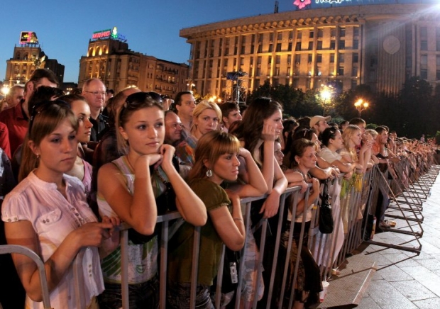 Люди на Майдані під час концерту Елтона Джона