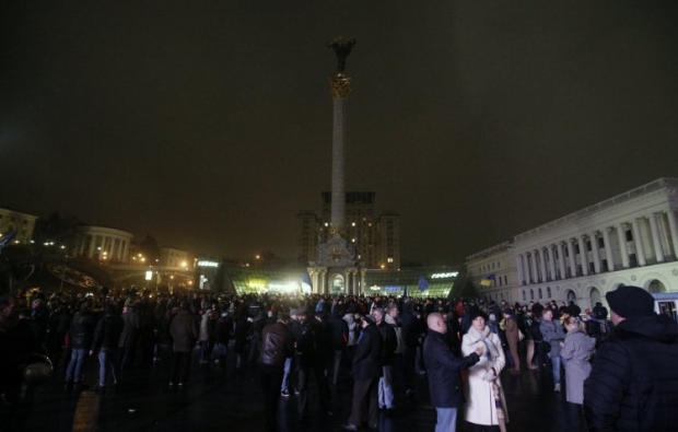 Беркут і Мітингарі на Майдані у листопаді 2013 року