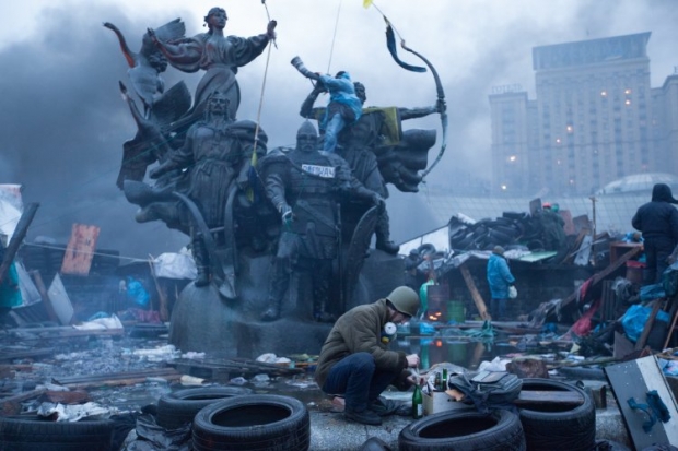 Мітингарі готують пляшки Молотова на Майдані 