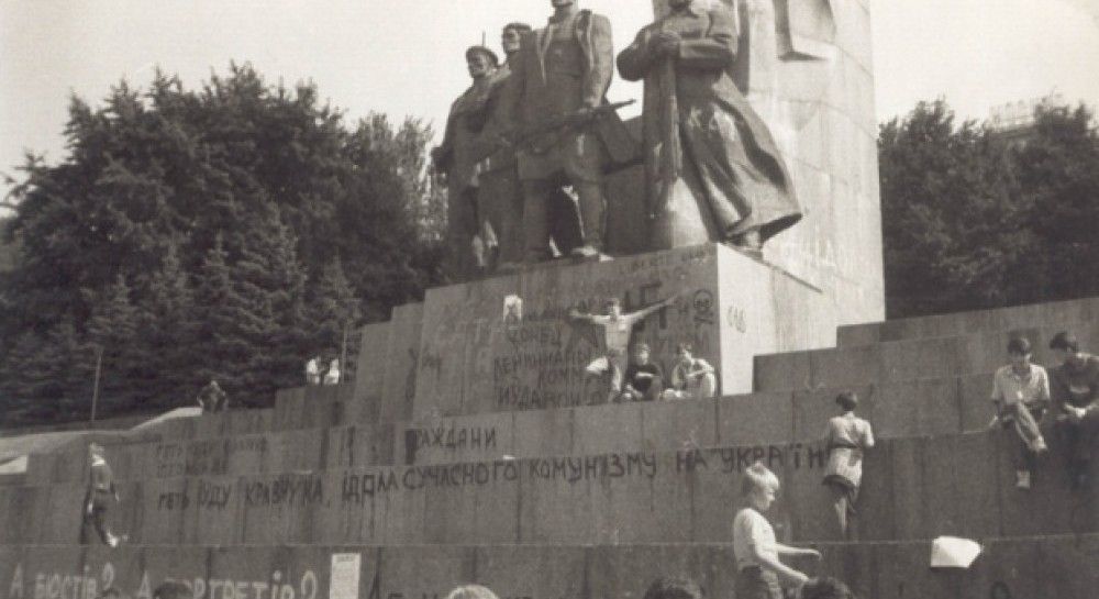 Фоторепортаж: Майдан Незалежності крізь роки (1991-2015)