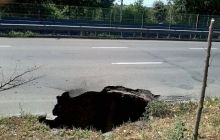 В Киеве провалилась дорога, образовалась огромная яма (фото)
