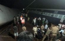 В Індії пасажирський потяг зійшов із рейок, п'ять вагонів упали в річку (фото)