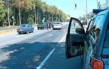 В Виннице неизвестные средь бела дня обстреляли авто, двое погибших (фото, видео)