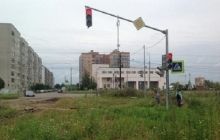 "Щоб не вкрали": стало відомо, чому в російському Ярославлі на пустирі горить світлофор (фото)