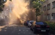 У Сумах прорвало трубопровід: пошкоджені три автомобілі, вибиті шибки кількох офісів (відео)