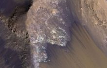 NASA сделало снимок сезонного "водопада" на Марсе