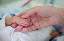 У Львові породілля, яка поборола коронавірус з 90% ураженням легенів, забрала з лікарні доньку (відео)