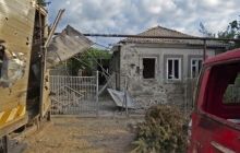 Волонтеры штаба Ахметова доставляют гуманитарную помощь под обстрелами