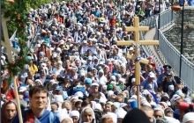 Триває багатотисячний хресний хід з Кам’янець-Подільського до Почаївської лаври