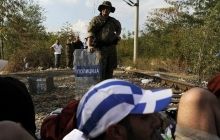 Полиция Македонии слезоточивым газом разгоняла мигрантов у своей границы