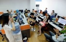 Китайські інтернет-компанії наймають красивих дівчат для підняття настрою програмістам