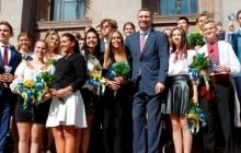 Кличко принял участие в церемонии поднятия флага и вручил паспорта юным киевлянам (фото)