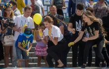 Супруга Порошенко приняла участие во флешмобе "Рожденные свободными" на Майдане (фоторепортаж)