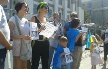 Біля будівлі посольства Росії у Києві проходить акція на підтримку Сенцова і Кольченка (фото)